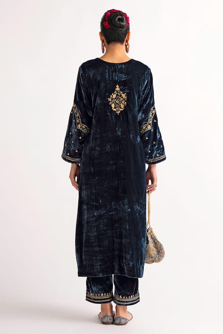 Anantaa By Roohi Velvet Embroidered Kurta 