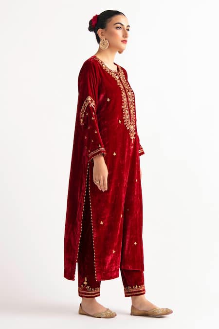 Anantaa By Roohi_Red Velvet Notched Embroidered Kurta _Online_at_Aza_Fashions