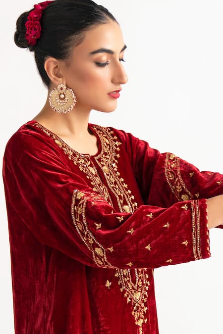 Anantaa By Roohi_Red Velvet Notched Embroidered Kurta _at_Aza_Fashions