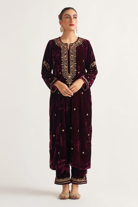 Anantaa by Roohi Velvet Embroidered Kurta 