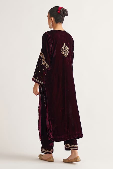 Anantaa By Roohi Velvet Embroidered Kurta 