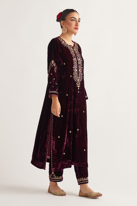 Anantaa By Roohi_Purple Velvet Notched Embroidered Kurta _Online_at_Aza_Fashions