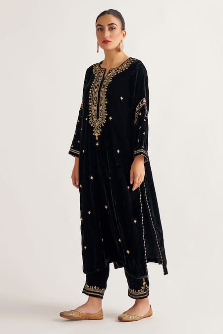 Anantaa by Roohi Velvet Embroidered Kurta 