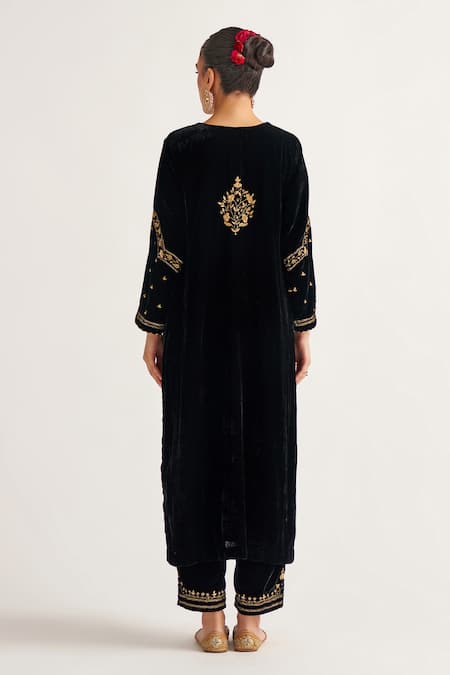 Anantaa By Roohi Velvet Embroidered Kurta 