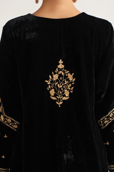 Anantaa By Roohi Black Velvet Notched Embroidered Kurta at Aza Fashions Anantaa By Roohi_Black Velvet Notched Embroidered Kurta _at_Aza_Fashions