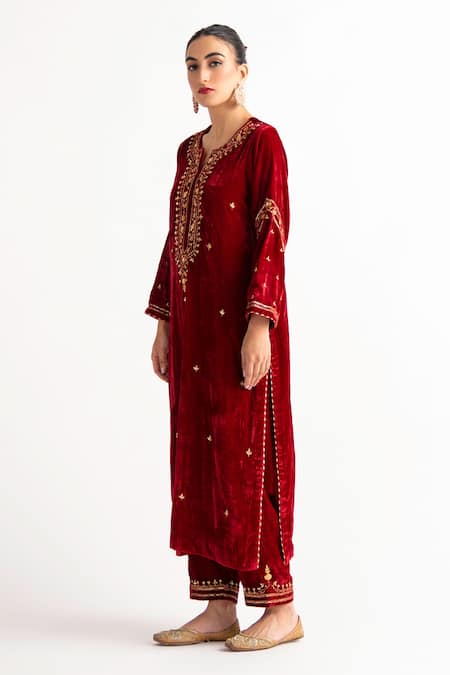 Anantaa By Roohi Velvet Embroidered Pant 