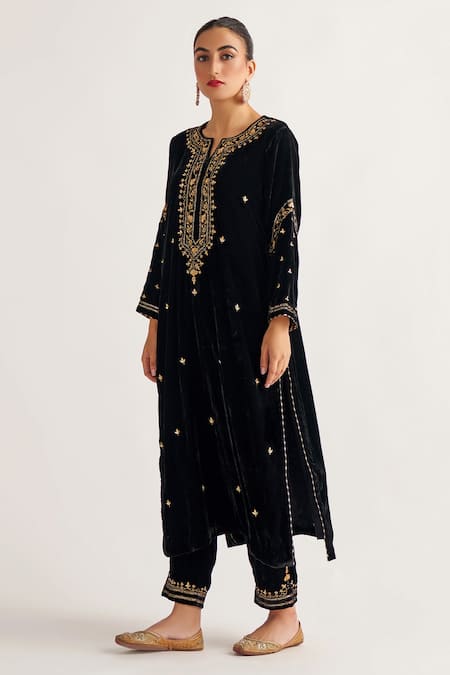 Anantaa by Roohi Velvet Embroidered Pant 