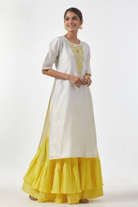 Anantaa By Roohi_White Silk Chanderi Floral Motifs Round Straight Kurta _Online_at_Aza_Fashions