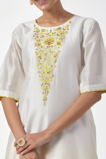 Anantaa By Roohi_White Silk Chanderi Floral Motifs Round Straight Kurta _at_Aza_Fashions