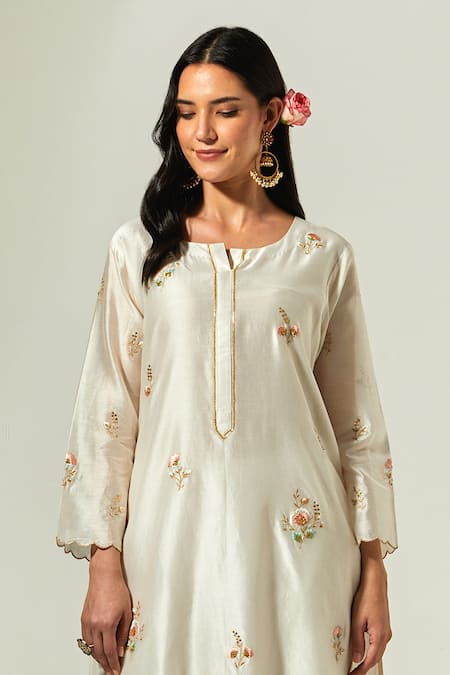 Anantaa By Roohi_Off White Silk Chanderi Floral Round Embroidered Kurta _at_Aza_Fashions