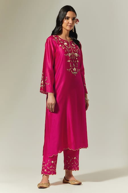 Anantaa By Roohi_Fuchsia Silk Chanderi Floral Notched Embroidered Kurta _Online_at_Aza_Fashions