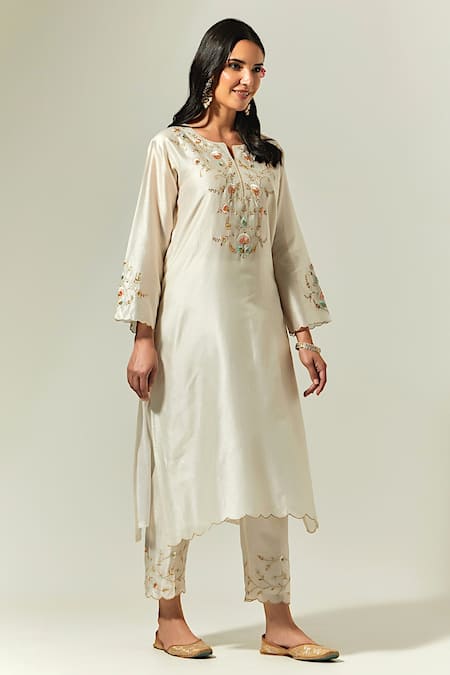 Anantaa By Roohi Off White Silk Chanderi Floral Notched Embroidered Kurta Online at Aza Fashions Anantaa By Roohi_Off White Silk Chanderi Floral Notched Embroidered Kurta _Online_at_Aza_Fashions