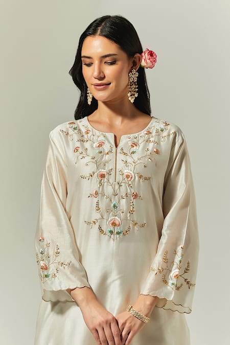 Anantaa By Roohi Off White Silk Chanderi Floral Notched Embroidered Kurta at Aza Fashions Anantaa By Roohi_Off White Silk Chanderi Floral Notched Embroidered Kurta _at_Aza_Fashions