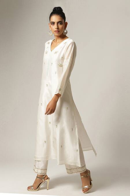 Anantaa By Roohi_White Silk Chanderi V Neck Kurta _Online_at_Aza_Fashions
