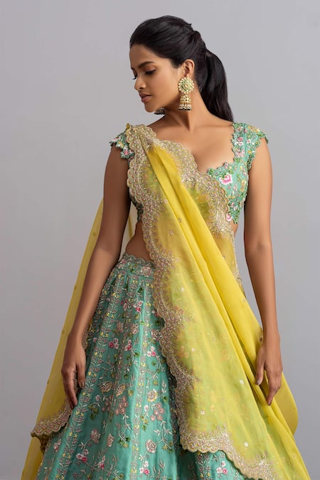 Buy_Anushree Reddy_Green Organza Embroidery V Neck Naayaab Bridal Lehenga Set  _Online_at_Aza_Fashions