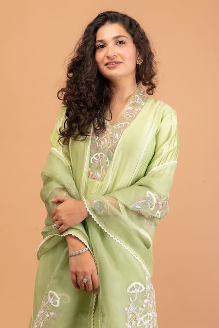 Anushka Repswal - Sewing Love_Green Dupatta Organza, Kurta Chanderi, Pant Cotton Floral V Embroidered Set _at_Aza_Fashions