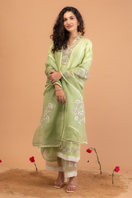 Buy_Anushka Repswal - Sewing Love_Green Dupatta Organza, Kurta Chanderi, Pant Cotton Floral V Embroidered Set _Online_at_Aza_Fashions