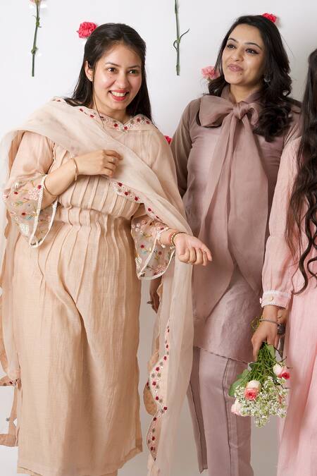 Anushka Repswal - Sewing Love Beige Dupatta Organza, Kurta Malai Chanderi, Lining Mulmul, Embroidered Set Online at Aza Fashions Anushka Repswal - Sewing Love_Beige Dupatta Organza, Kurta Malai Chanderi, Lining Mulmul, Embroidered Set _Online_at_Aza_Fashions