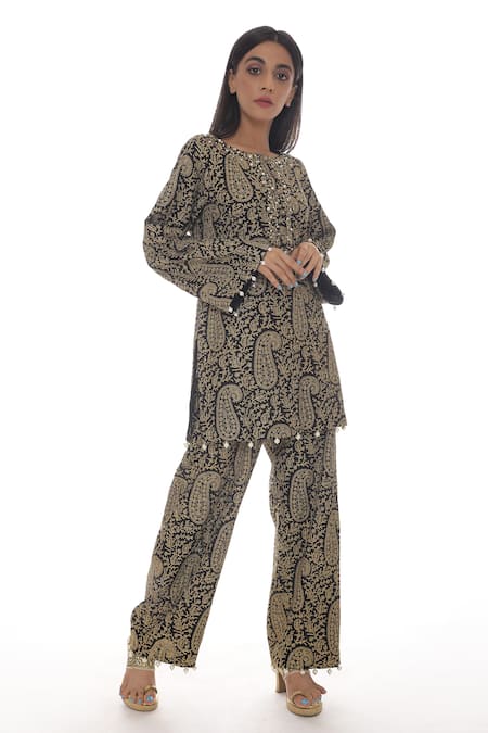Pooja Rajpal Jaggi_Black Georgette Gold Kashmiri And Pearls Round Jaal Embroidered Kurta And Pant Set _Online_at_Aza_Fashions