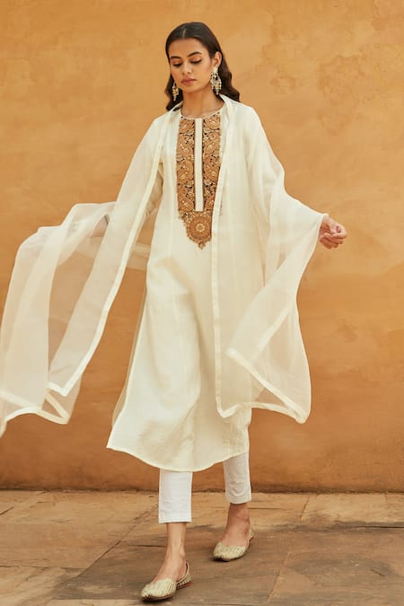 AVACARA Dori Embroidered Kurta Set 