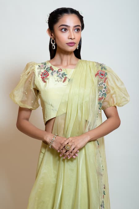 Smriti By Anju Agarwal_Green Blouse Silk, Lining Taffeta, Pallu Organza, Embellished Saree With _Online_at_Aza_Fashions