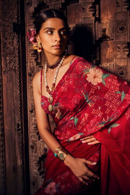 Awigna Fuchsia Blouse Crepe Printed Floral V Neck Chandrika Saree With Online at Aza Fashions Awigna_Fuchsia Blouse Crepe Printed Floral V Neck Chandrika Saree With_Online_at_Aza_Fashions