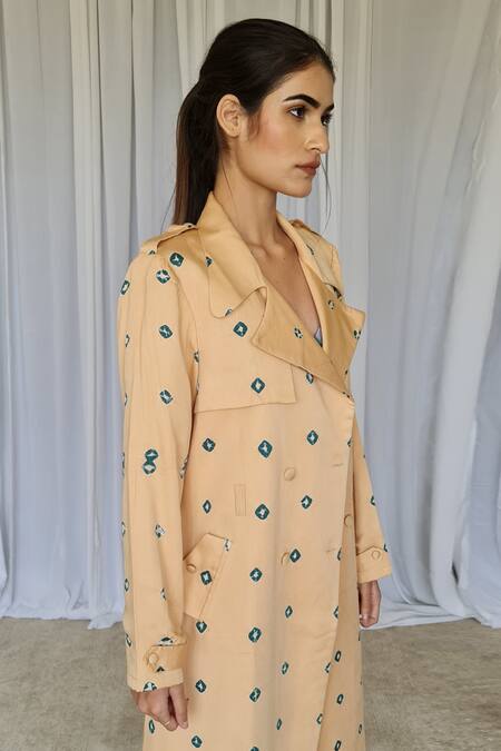 Aapro Beige Modal Bandhej And Leheriya Collared Neck Oman Trench Coat & Dress Set at Aza Fashions Aapro_Beige Modal Bandhej And Leheriya Collared Neck Oman Trench Coat & Dress Set _at_Aza_Fashions