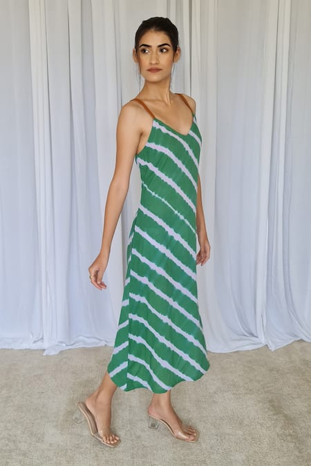 Shop Aapro Green Cotton Leheriya V Neck Mumbai Slip Dress at Aza Fashions Shop_Aapro_Green Cotton Leheriya V Neck Mumbai Slip Dress _at_Aza_Fashions