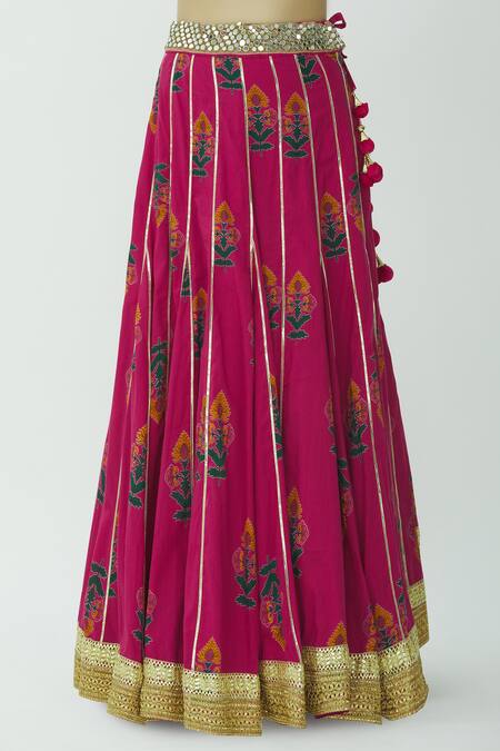 Kunwarani Ritu Pink Muslin V Neck Printed Lehenga Set at Aza Fashions Kunwarani Ritu_Pink Muslin V Neck Printed Lehenga Set _at_Aza_Fashions