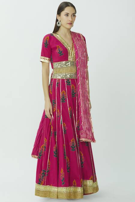 Kunwarani Ritu Pink Muslin V Neck Printed Lehenga Set Online at Aza Fashions Kunwarani Ritu_Pink Muslin V Neck Printed Lehenga Set _Online_at_Aza_Fashions