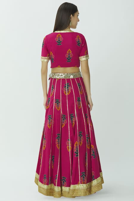 Shop Kunwarani Ritu Pink Muslin V Neck Printed Lehenga Set at Aza Fashions Shop_Kunwarani Ritu_Pink Muslin V Neck Printed Lehenga Set _at_Aza_Fashions