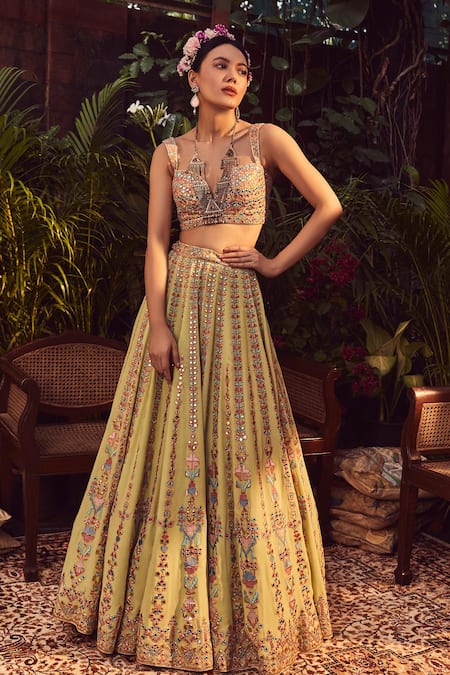 50 Latest V Neck Blouse Designs For Sarees and Lehengas (2022) - Tips and  Beauty | Blouse neck designs, Golden blouse designs, Brocade blouse designs