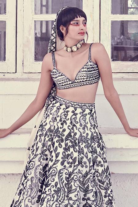 Tamanna Punjabi Kapoor_White Georgette V Neck Floral Mirror Embellished Lehenga Set _Online_at_Aza_Fashions