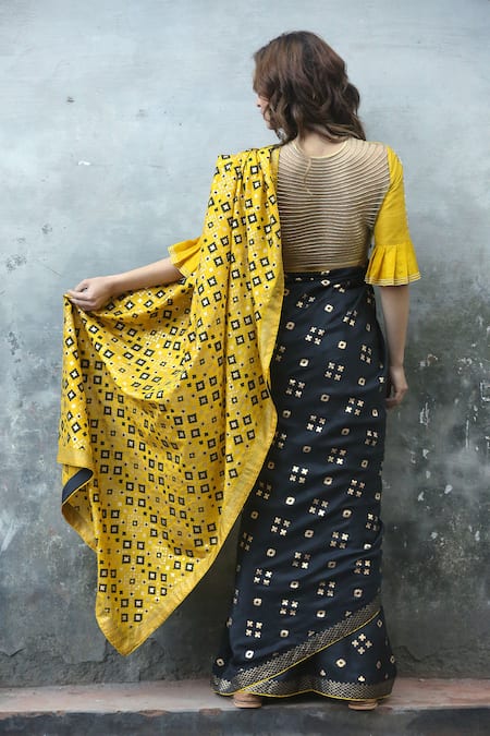 I Am Design_Black Silk Ikkat Round Print Saree With Blouse _Online_at_Aza_Fashions