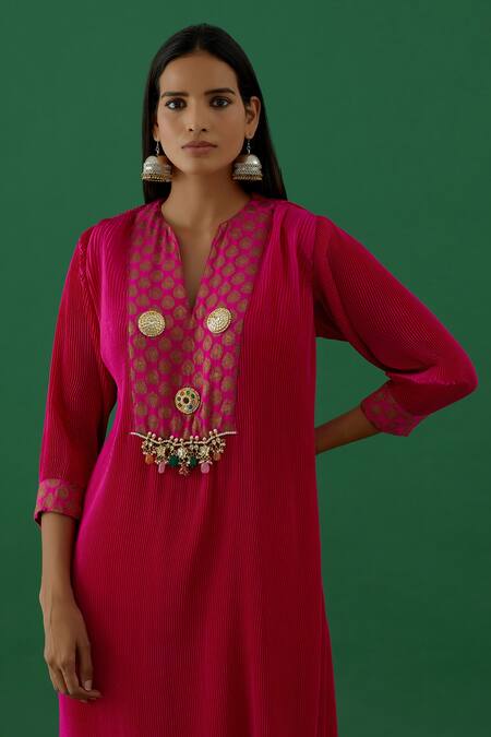 Buy 5elements Pink Pleated Polyester Mix Embellishment Brooch Notched Tunic Online at Aza Fashions Buy_5elements_Pink Pleated Polyester Mix Embellishment Brooch Notched Tunic _Online_at_Aza_Fashions