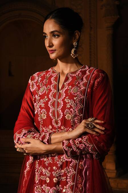 Buy Reynu Taandon Red Chanderi Silk Notched Kurta Set Online at Aza Fashions Buy_Reynu Taandon_Red Chanderi Silk Notched Kurta Set _Online_at_Aza_Fashions