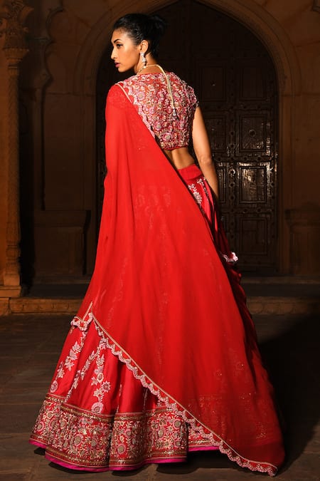 Shop Reynu Taandon Red Georgette, Chanderi Silk Sweetheart Neck Embroidered Bridal Lehenga Set at Aza Fashions Shop_Reynu Taandon_Red Georgette, Chanderi Silk Sweetheart Neck Embroidered Bridal Lehenga Set _at_Aza_Fashions