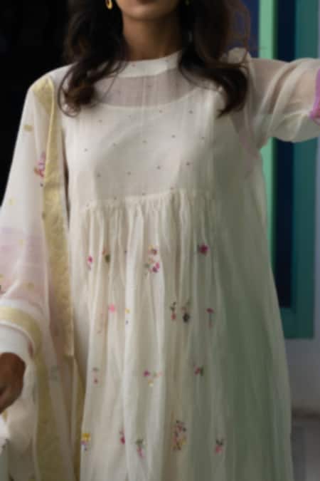 Buy_Begum_White Kurta And Dupatta Chanderi Round & Pant Set _Online_at_Aza_Fashions