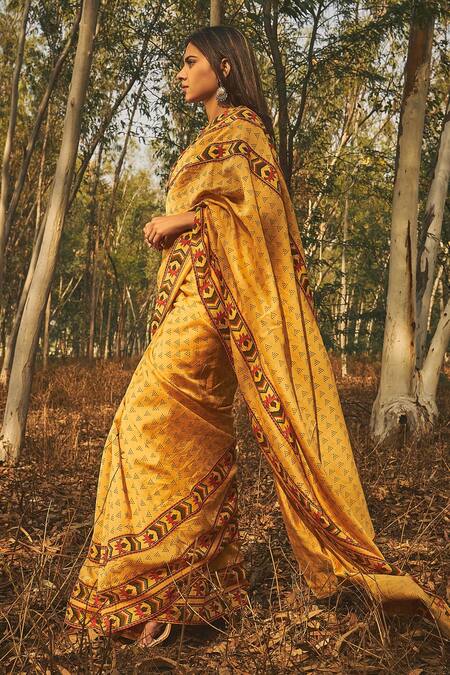 Baise Gaba Yellow Blouse Piece Natural Crepe, Saree Chanderi Geometric Motifs Mehtaab Online at Aza Fashions Baise Gaba_Yellow Blouse Piece Natural Crepe, Saree Chanderi Geometric Motifs Mehtaab_Online_at_Aza_Fashions