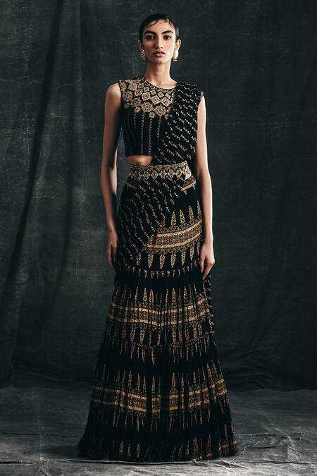 Bhumika Sharma_Black Georgette Round Pre-draped Printed Saree With Blouse_Online_at_Aza_Fashions