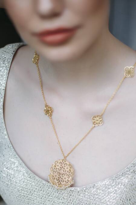 Buy ZARIIN Gold Plated Pearl Cutwork Jewellery Set Gift Box Online at Aza Fashions Buy_ZARIIN_Gold Plated Pearl Cutwork Jewellery Set Gift Box_Online_at_Aza_Fashions