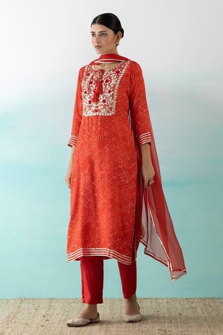 Basanti - Kapde Aur Koffee_Red Cotton Bandhani Notched Print Kurta Set_Online_at_Aza_Fashions