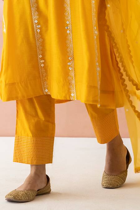 Basanti - Kapde Aur Koffee_Yellow Cotton Chanderi Floral Notched Embroidered Kurta Set_at_Aza_Fashions