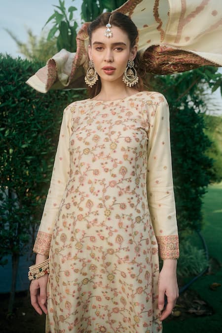 Safaa Yellow Velour, Velvet, Chiffon Gota Patti, Ghazal Floral Pattern Woven Kurta Set Online at Aza Fashions Safaa_Yellow Velour, Velvet, Chiffon Gota Patti, Ghazal Floral Pattern Woven Kurta Set _Online_at_Aza_Fashions