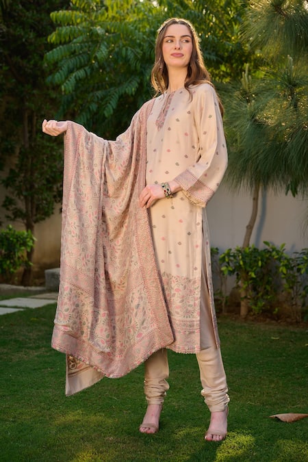 Buy Safaa Beige Velvet, Silk Gota Patti, Rukhsaar Kantha Pattern Woven Kurta Set Online at Aza Fashions Buy_Safaa_Beige Velvet, Silk Gota Patti, Rukhsaar Kantha Pattern Woven Kurta Set _Online_at_Aza_Fashions