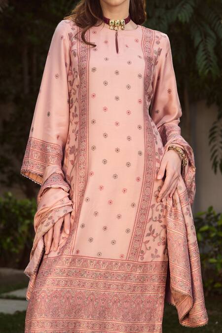 Safaa Pink Silk, Velvet Gota Patti Keyhole Neck Miraaz Kantha Pattern Woven Kurta Set at Aza Fashions Safaa_Pink Silk, Velvet Gota Patti Keyhole Neck Miraaz Kantha Pattern Woven Kurta Set _at_Aza_Fashions