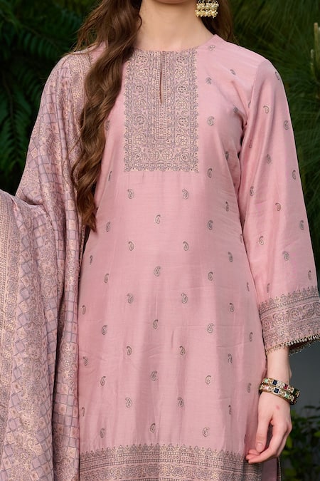Safaa Pink Velvet, Silk Gota Patti Keyhole Neck Sabaq Paisley Pattern Woven Kurta Set Online at Aza Fashions Safaa_Pink Velvet, Silk Gota Patti Keyhole Neck Sabaq Paisley Pattern Woven Kurta Set _Online_at_Aza_Fashions
