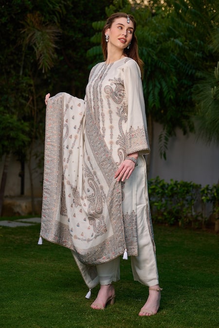Safaa White Velvet Gota Patti, Tassels Nuraaniyah Paisley Pattern Woven Kurta Set Online at Aza Fashions Safaa_White Velvet Gota Patti, Tassels Nuraaniyah Paisley Pattern Woven Kurta Set _Online_at_Aza_Fashions