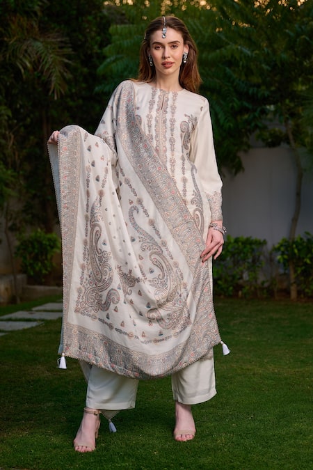 Buy Safaa White Velvet Gota Patti, Tassels Nuraaniyah Paisley Pattern Woven Kurta Set Online at Aza Fashions Buy_Safaa_White Velvet Gota Patti, Tassels Nuraaniyah Paisley Pattern Woven Kurta Set _Online_at_Aza_Fashions