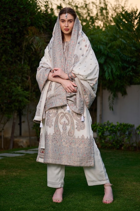 Safaa White Velvet Gota Patti, Tassels Nuraaniyah Paisley Pattern Woven Kurta Set at Aza Fashions Safaa_White Velvet Gota Patti, Tassels Nuraaniyah Paisley Pattern Woven Kurta Set _at_Aza_Fashions
